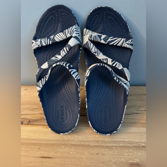 CROCS Navy and White Patterned Sandals - Picture 4 of 8